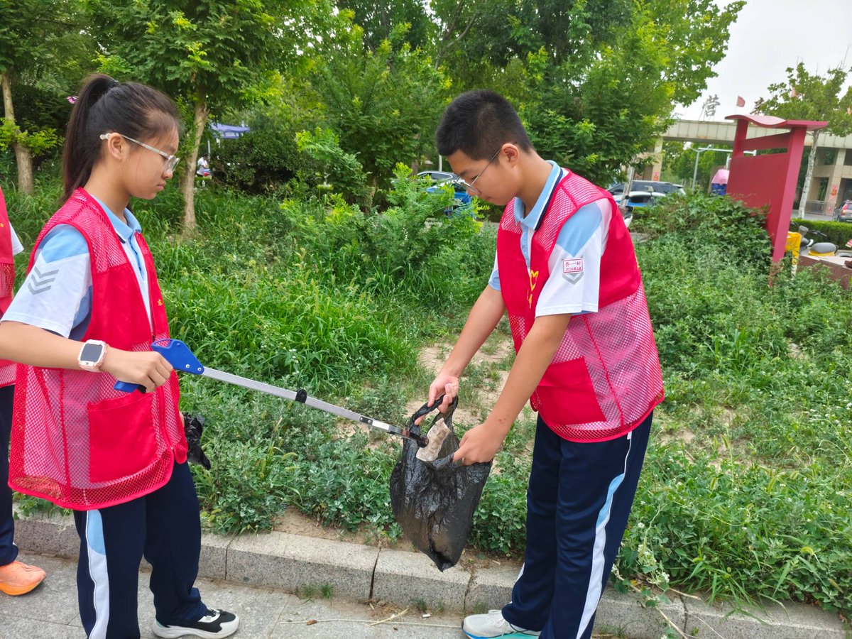 taroh998991's tweet photo. Just wrapped 4 hours of park cleanup with local volunteers—picked up 2 full bags of trash, made our downtown green spot a little brighter!  Love small acts that add up.， https://t.co/EvlsXC2KKx