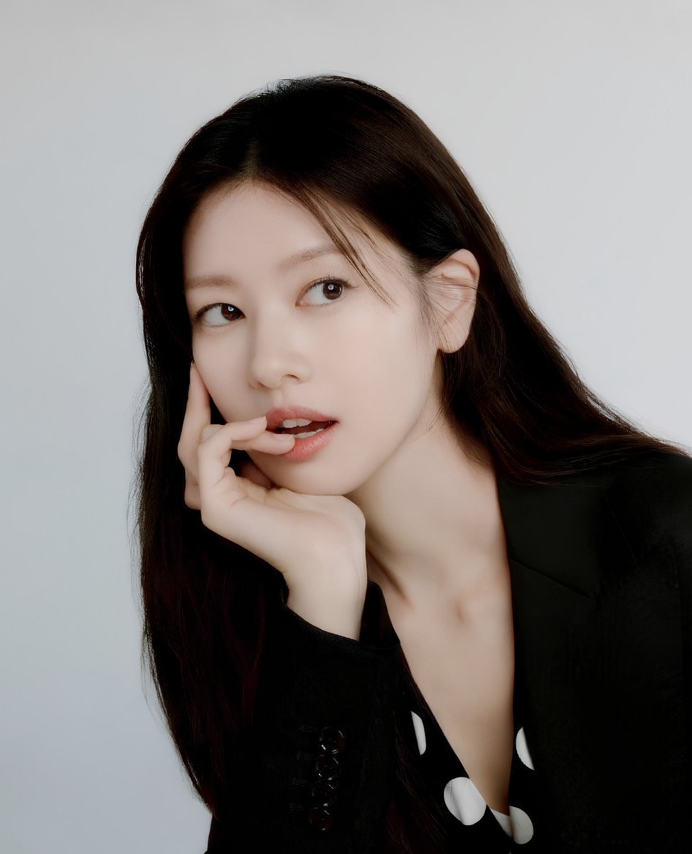jungsominbr's tweet photo. GRANDONA! ✨ Mesmo longe do streaming desde 2024, #JungSomin é a 5ª atriz coreana com mais horas assistidas na Netflix entre 2021 e 2026.

Contando apenas com a 1ª temporada de #AlchemyOfSouls e #LoveNextDoor, a atriz acumula mais de 643 MILHÕES de horas assistidas nos títulos listados em seu nome.

A boa notícia é que Somin voltará à Netflix no ano que vem com #𝗗𝗘𝗔𝗟𝗘𝗥, um thriller criminal no qual interpretará Gunhwa, uma crupiê com poderes ocultos que decide entrar no torneio de Texas Hold’em do cassino onde trabalha para recuperar o dinheiro que perdeu após cair em um golpe.

2027 PROMETE MUITO! 💥