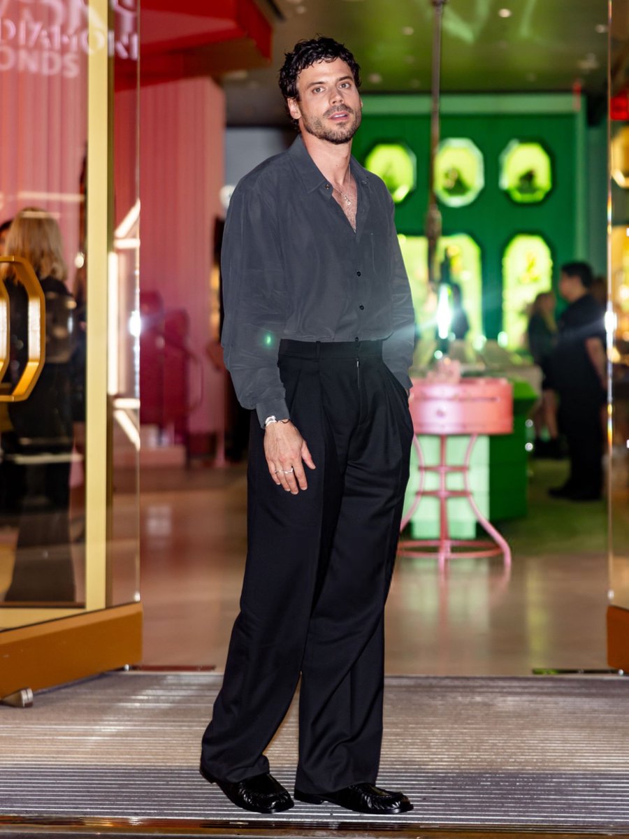 FrancoisANews's tweet photo. François Arnaud looking gorgeous at the Swarovski Classica launch party in NYC. https://t.co/1LxwUKvvqw