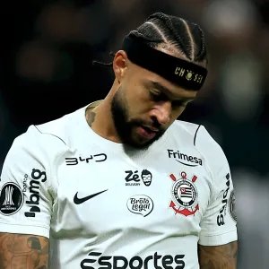 FutGooll's tweet photo. Copa Libertadores 
Corinthians 0 ❌ 1 Estudiantes (ARG) 
⚽ 0X1 - Alexis Castro

O Corinthians está eliminado da Copa Libertadores. No último lance do jogo, Memphis Depay ainda teve um pênalti para levar a partida para a decisão por penalidades, mas isolou. #Libertadores https://t.co/1B3vpraVUZ