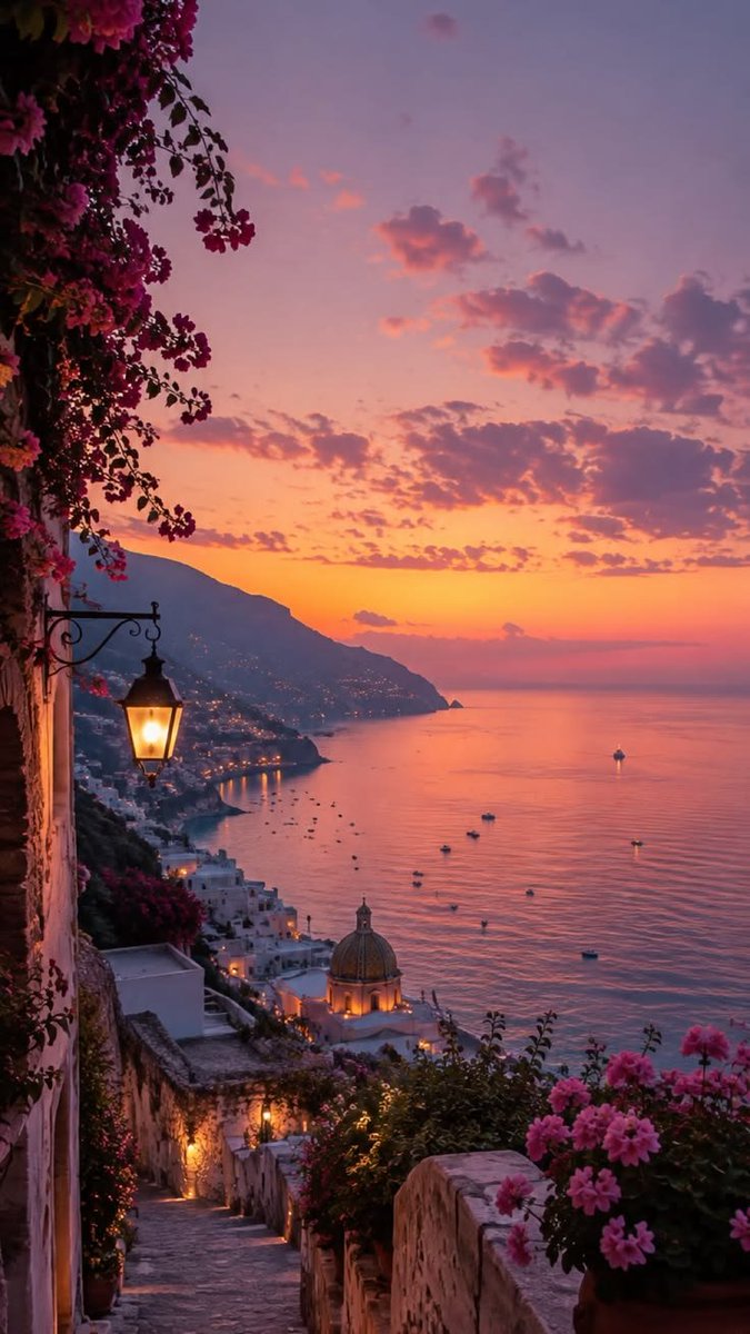 TravelBucketX's tweet photo. Wonderful view of Positano at sunset 🌇 https://t.co/3S4ChCS6Up
