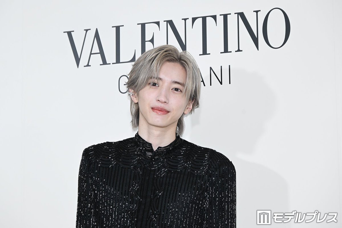 modelpress's tweet photo. なにわ男子・道枝駿佑「Valentino」
アンバサダー就任マスコミ発表会【全文】
https://t.co/xP9eeWjesO

プラチナブロンドヘアで登場🩷
自身の個性は「ちょっとポンコツ（笑）」
バイク免許取得に意欲🏍💨

一問一答形式でまとめました📝

▷みっちー、メゾン ヴァレンティノ https://t.co/jxJEDs3L41