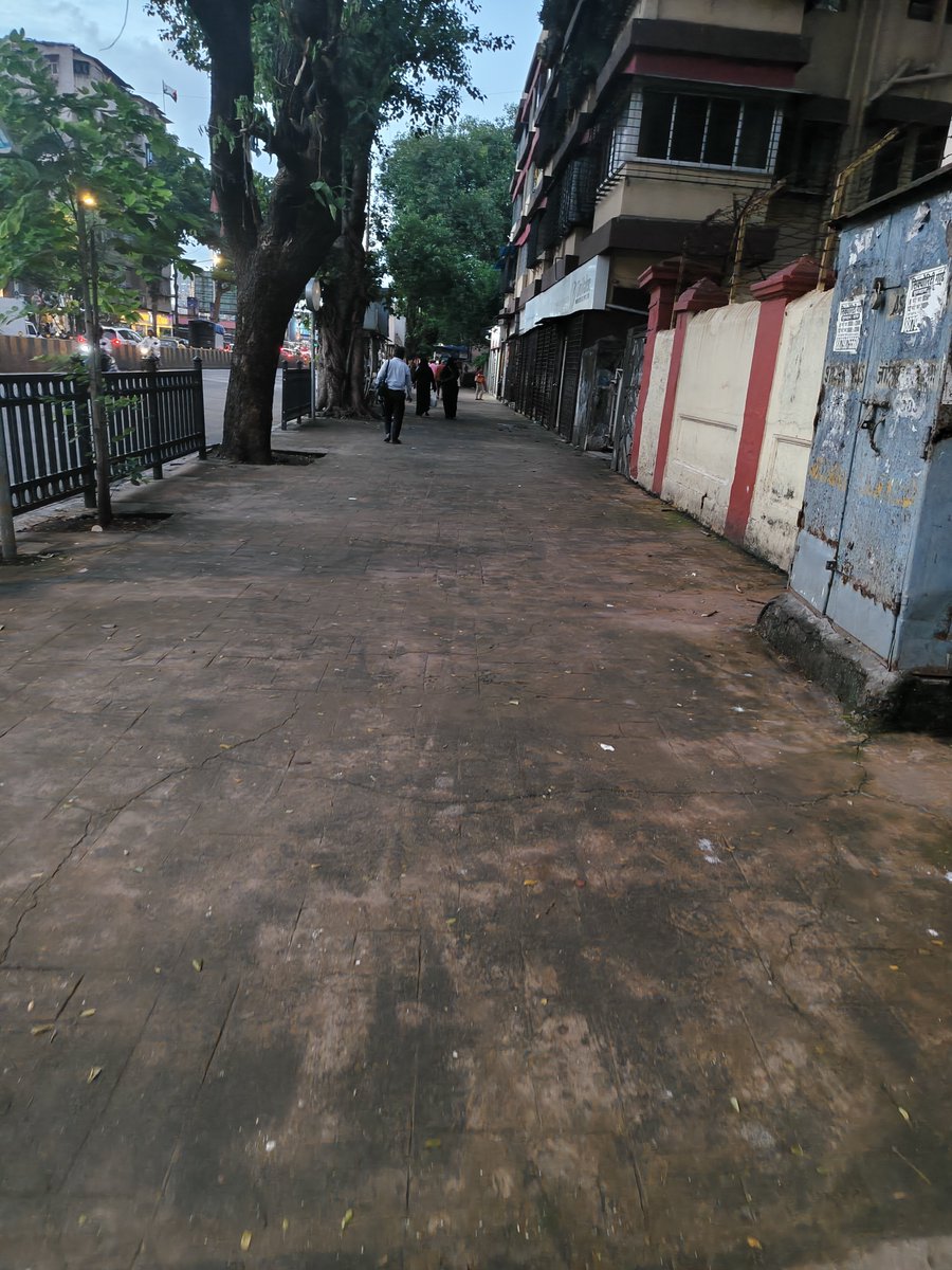 Flash963's tweet photo. Was happy to see the change created by  the initiative. @mybmcWardGN 
Though there were 4 to 5 hawkers still selling near the KTM showroom and a police van just 20 metres away. Wednesday seemed so breathable on these streets  #PedestrianFirst https://t.co/NIblXJe2xu
