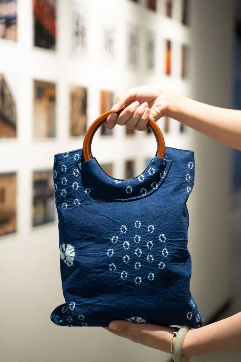 DanielaFer55474's tweet photo. Just finished my first hand-dyed linen tote bag! The soft indigo hue turned out way better than I expected  Handmade = full of little surprises.， https://t.co/aw0Sh3oDbi