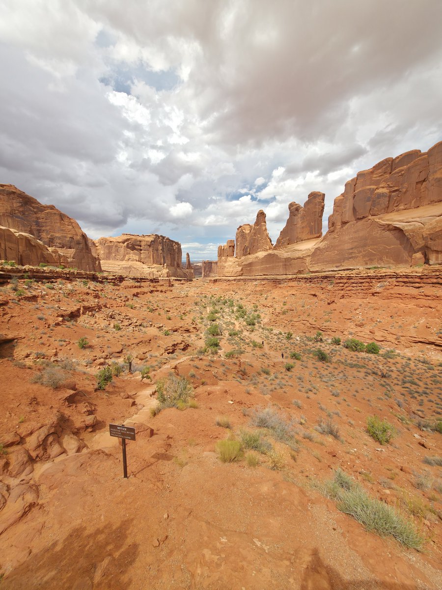 2ThinAir's tweet photo. @8ntmuch A fun awe inspiring day today in Arches NP, despite the tricky light due to the cloud deck and afternoon thunder showers. https://t.co/LZIQ33NOKo