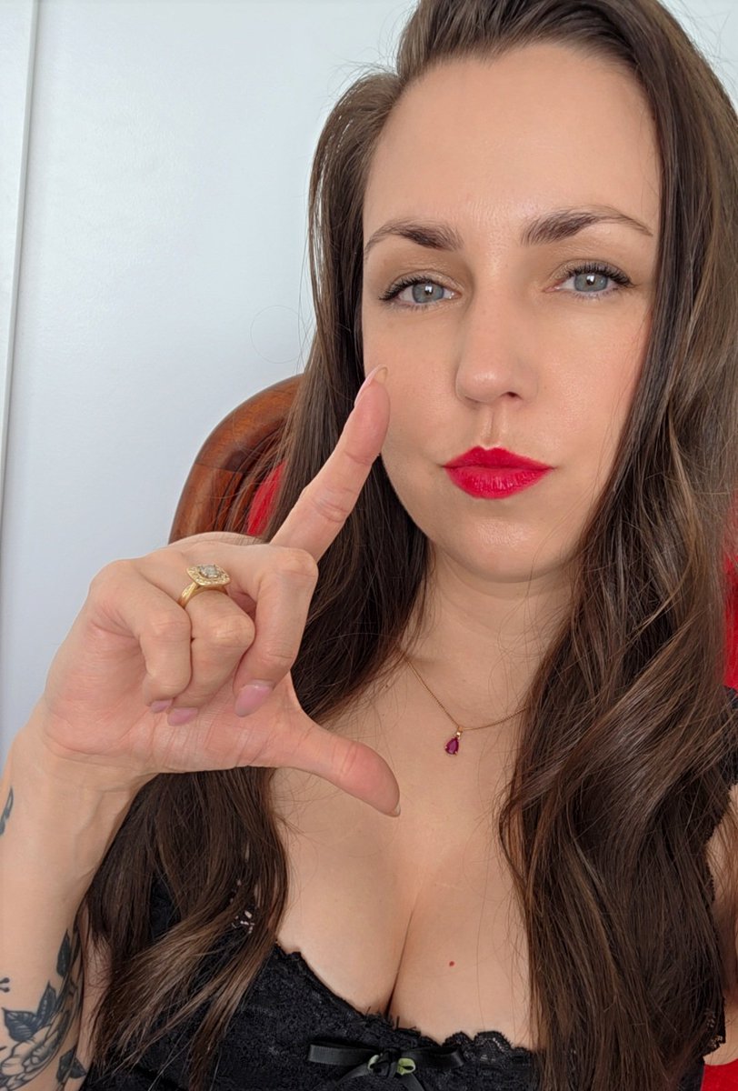 scarlettsworld_'s tweet photo. Twitch era beginning 🖤 https://t.co/FXwFCaVhMv
