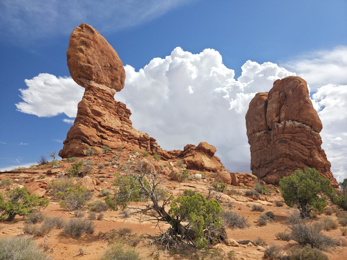 2ThinAir's tweet photo. @8ntmuch A fun awe inspiring day today in Arches NP, despite the tricky light due to the cloud deck and afternoon thunder showers. https://t.co/LZIQ33NOKo