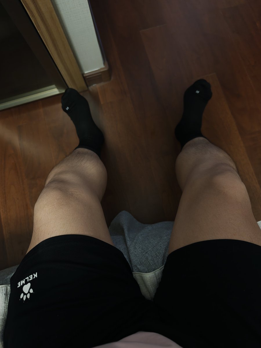 zhusunSR's tweet photo. 黑袜壮熊，转推看脚底视角，反光黑袜，私信我，自己领骂
#05 #熊 #S #黑袜 https://t.co/CjeQI2XJxE