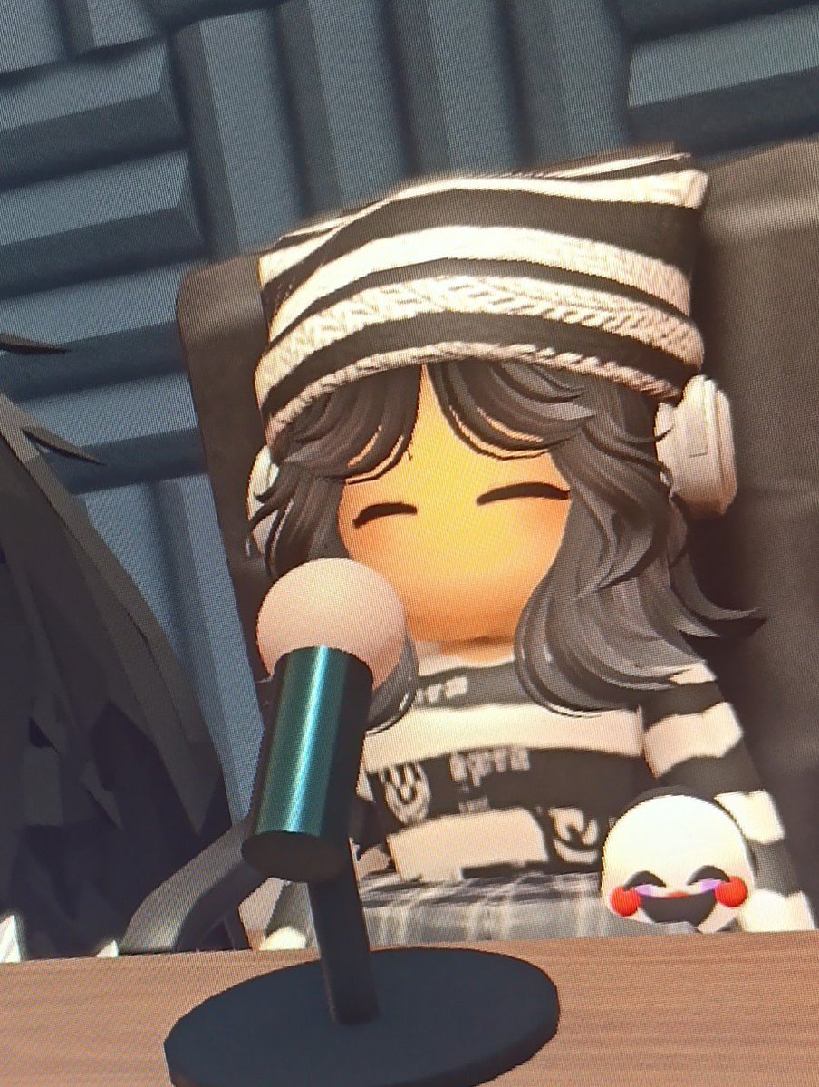 ShiomiiALT's tweet photo. Fui a esos podcast del Roblox JSJSJDJS https://t.co/Zv6d4FoXJy