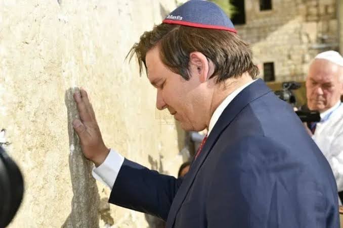 WayneWaldropW's tweet photo. Kiss the wall, lost it all. I would never vote for Ron DeSantis or any wall kisser ever again. 

Thomas Massie is the only one with a track record of fighting and exposing Zionist influence in America. https://t.co/P9j9yw65d6