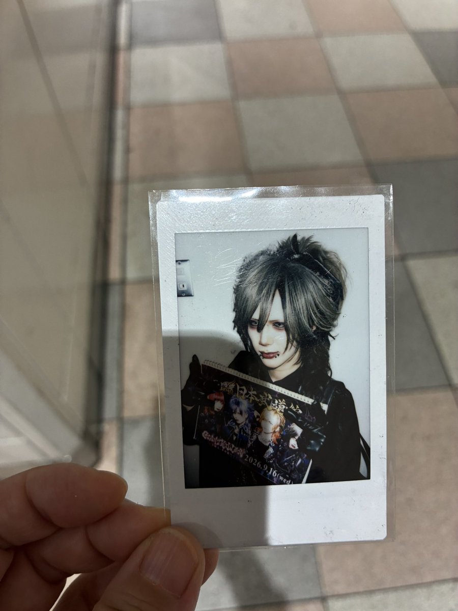 18fumafuma12's tweet photo. 今、JR新宿駅東改札でチェキ拾いました。
どなたか落とし主の方、近くに居られますか？ https://t.co/oLvpWGrShr