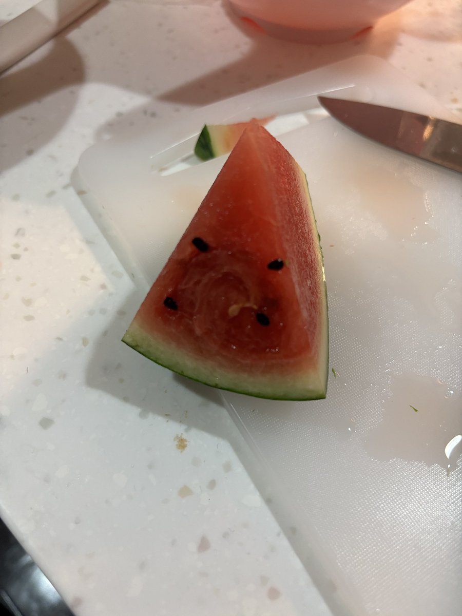 keita_nishikori's tweet photo. マルジェラみてーなスイカを食った https://t.co/p3KVILdmd5