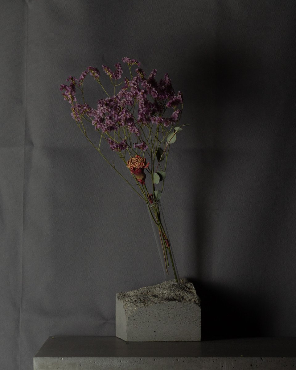 dipsy_app's tweet photo. 『溶岩』をイメージした一輪挿し、＃006 Single Flower Vase。わずかにできた隙間に健気に咲き誇る花のように、人からどう見られるかではなく、ただ英気を養うような空間を。

作品の詳細やご購入はこちら👇 https://t.co/tJoYsdi6uk