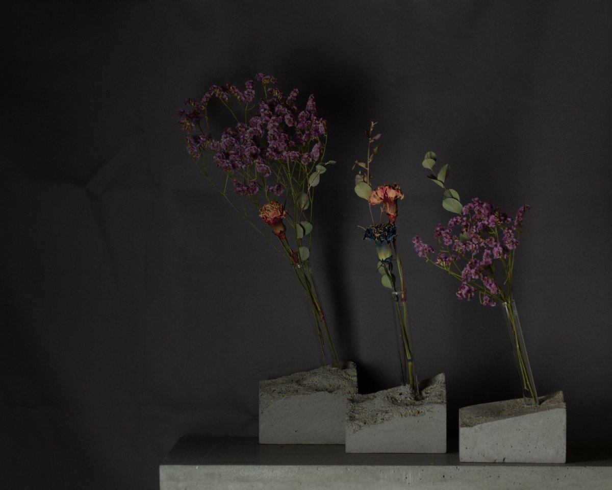 dipsy_app's tweet photo. 『溶岩』をイメージした一輪挿し、＃006 Single Flower Vase。わずかにできた隙間に健気に咲き誇る花のように、人からどう見られるかではなく、ただ英気を養うような空間を。

作品の詳細やご購入はこちら👇 https://t.co/tJoYsdi6uk