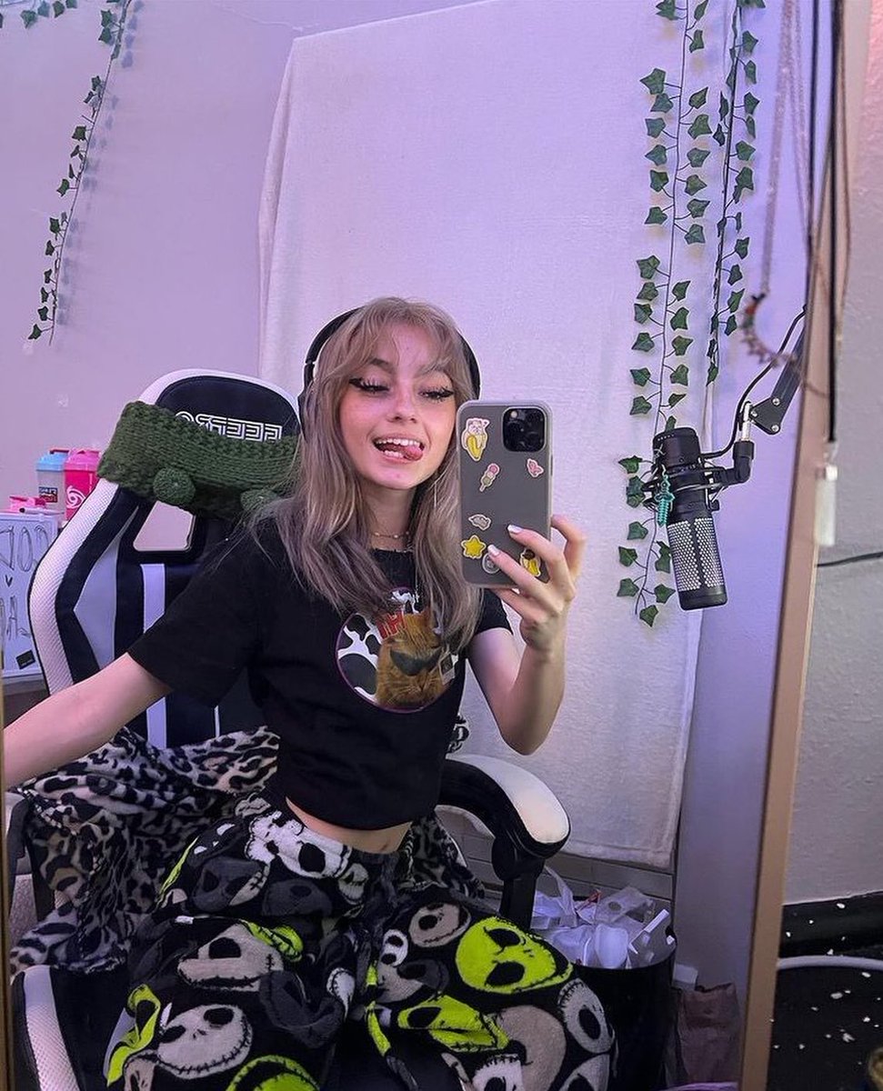 Lexibackup420's tweet photo. Let me drain you for the night ends all over this little ass 🥰💕. Audio of me moaning might even do more. https://t.co/sl6ZfuBVN4