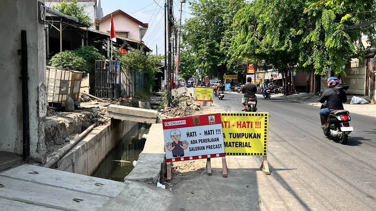 RadioIdolaSMG's tweet photo. Masih berlangsung pekerjaan saluran air di Jalan Gajah Raya Semarang, hari (17/9) ini. Lajur menyempit. Hati-hati. (Foto: Alya/red)
#lalinsmg #pekerjaan #saluran #dpu #semarang #jateng https://t.co/J90ofUKY5W