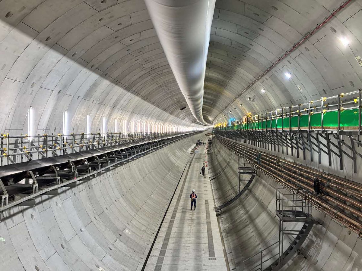 linear_jrc's tweet photo. 【第一中京圏トンネル（名城工区）】

名古屋駅から勝川非常口までの約7.6Kmの区間において、シールドマシンを用いてトンネルを構築しています。
2026年9月14日時点で、名城非常口から約1.0km（清水一丁目付近）の地点まで掘進を進めています。
シールドマシンによる掘進にあたって、写真のようにセグメント（トンネルの壁）の組立状況を現地で確認するなど、施工管理を徹底し、慎重に進めています。

＃リニア中央新幹線
＃愛知工事事務所
＃リニア工事の現場から

工事の進捗状況は当社HPでもお知らせしています。
https://t.co/RVPPPV11SH