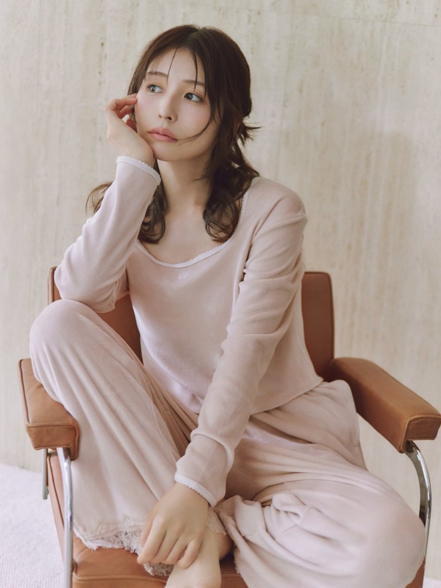 SNIDELHOME's tweet photo. ＼NEW TOPICS！📢／

俳優・長濱ねるをイメージモデルに迎えた
年間プロジェクトを2026.9月よりスタート🍀✨

第1弾として秋の新作LOOKを公開！

🎀Sweet Escape🤍

長濱ねるが魅せる、
SNIDEL HOME 2026 AUTUMN COLLECTION
▶ https://t.co/ugpUILFYZN

#SNIDELHOME #スナイデルホーム https://t.co/ksAEV52Suq