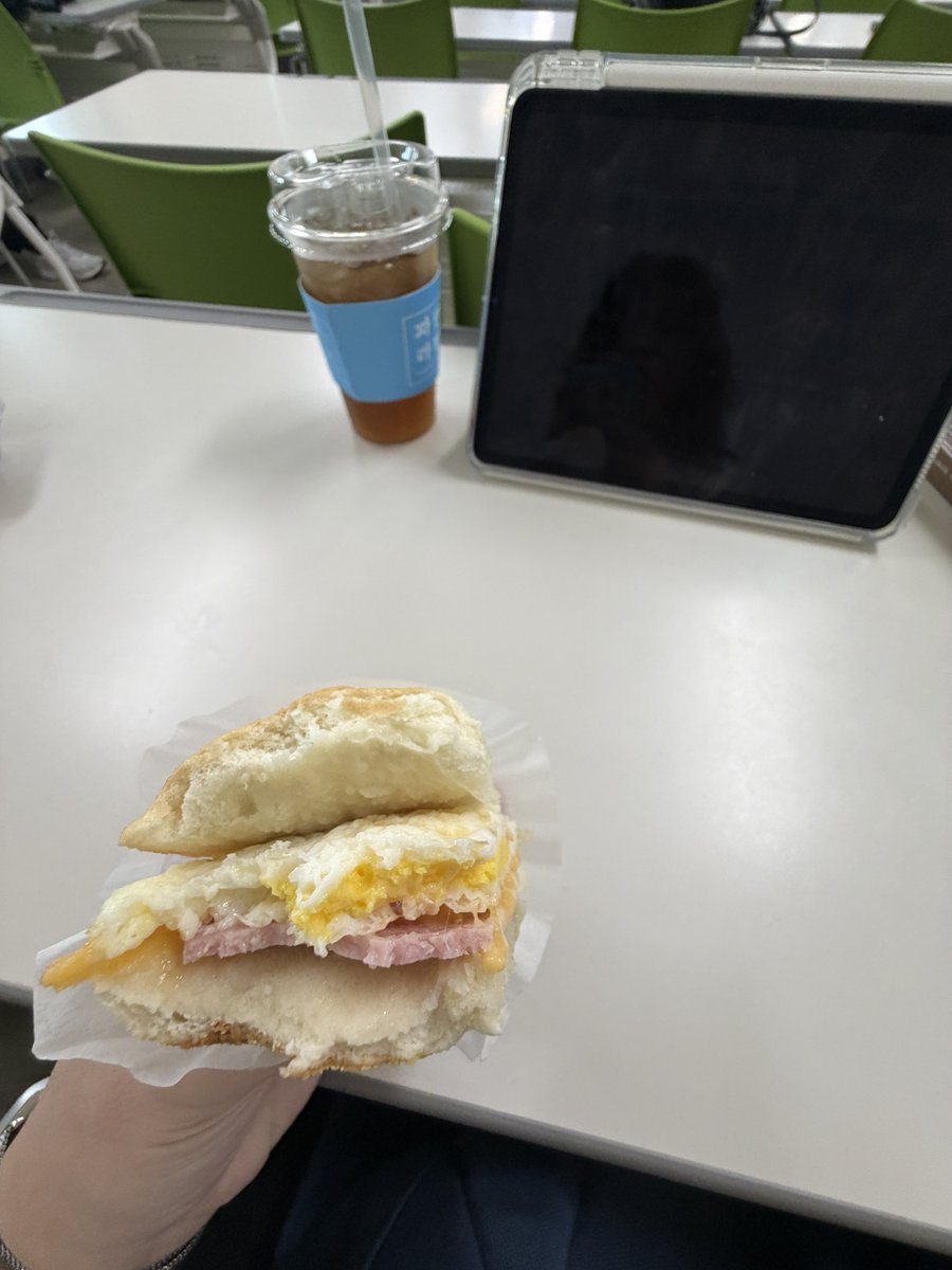 eoeumma's tweet photo. 핫교…이거 맞아? https://t.co/aeouXJ0TC0