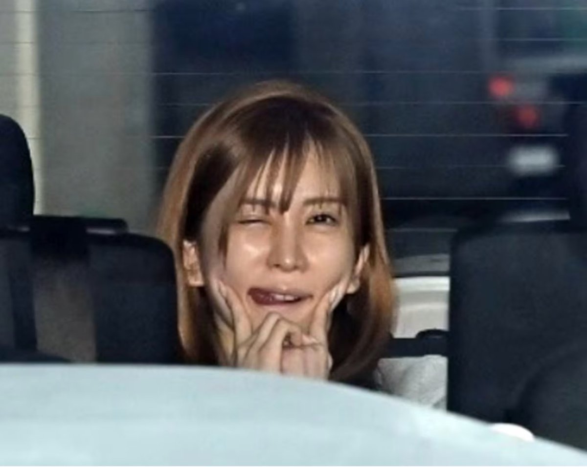 kanyoshin's tweet photo. これがキャバ嬢か、呆れるね。
麻薬所持で逮捕された某キャバ嬢
翌朝の送検では帽子もマスクも無しで、
ぶりっ子「てへぺろ」ウィンク、
お巡りさん、舐められてますよ。
この両手Wポーズはどういうサインだ？
ラヴ上等もラストコールもメディアも
キャバ嬢を持ち上げてる人たち全員反省しろ。 https://t.co/otiKFXHQLu