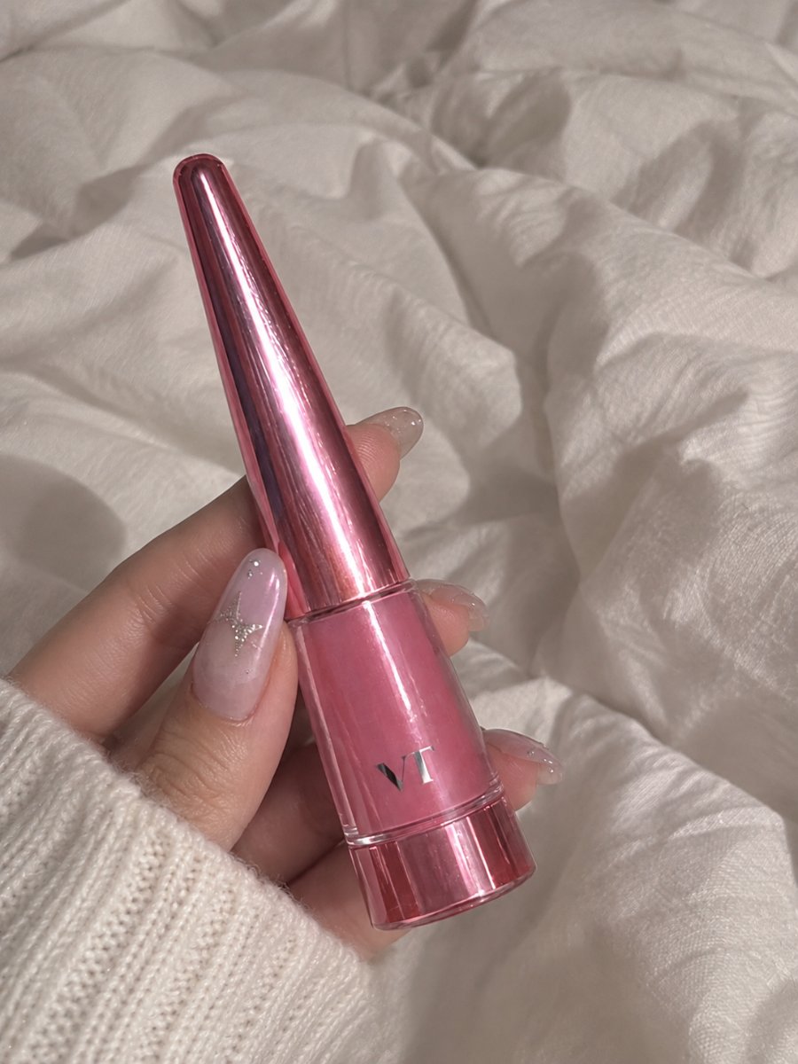 saho794's tweet photo. Bless the Sephora employee who recommended me this VT lip plumper 😭💋
Before I even think about lip filler, I’m using this. The plump is temporary, but WHY do my lips look this full and glossy?!
My lips have officially entered their plump era.
https://t.co/O9CIIiKyzY https://t.co/P3XAxbsCJK