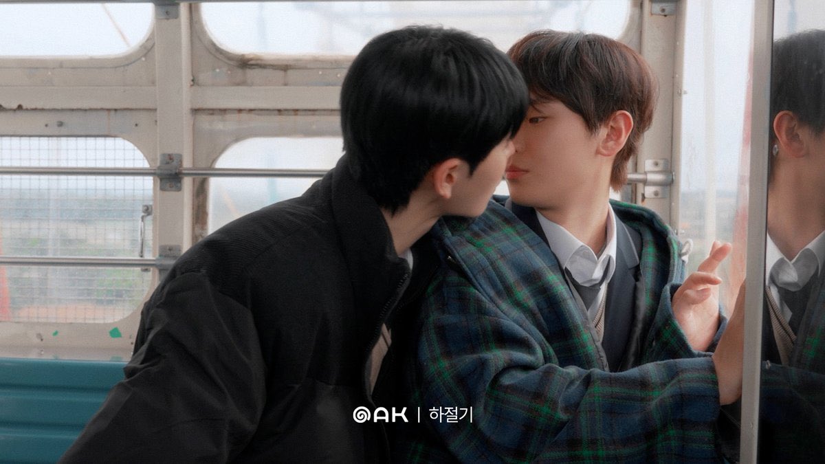 iin0ux's tweet photo. 계절이 돌고 돌아 어느새 겨울이 되어가는 게 좋으면서도 괜히 슬프다…졸업하지 마… 끝나지 마… 제발 오래오래 함께해줘 https://t.co/33rO1XcUDJ