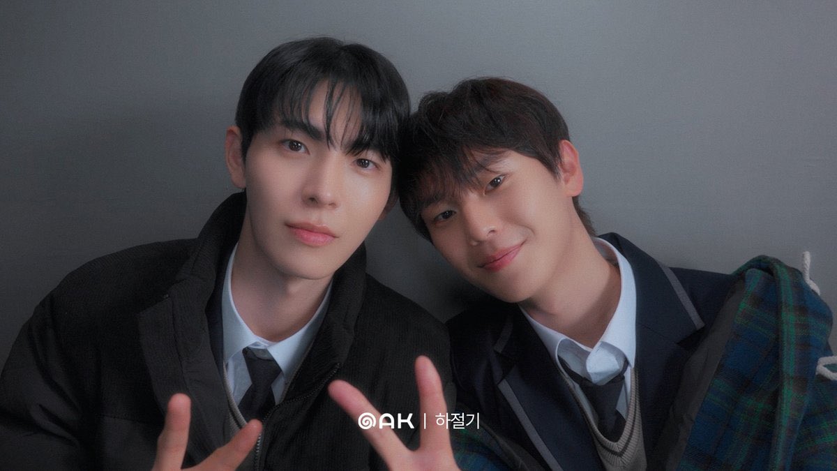 iin0ux's tweet photo. 계절이 돌고 돌아 어느새 겨울이 되어가는 게 좋으면서도 괜히 슬프다…졸업하지 마… 끝나지 마… 제발 오래오래 함께해줘 https://t.co/33rO1XcUDJ