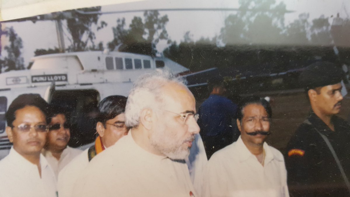 kituchoubisa1's tweet photo. माननीय प्रधानमंत्री श्री नरेंद्र मोदी जी की बांसवाड़ा यात्रा की पुरानी यादें। 🙏
जब आदरणीय मोदी जी बांसवाड़ा पधारे थे और मां त्रिपुरा सुंदरी के दर्शन कर आशीर्वाद प्राप्त किया था। माता रानी की पावन धरती पर उनका आगमन हम सभी के लिए गौरव का विषय है।🙏🙏🚩🚩💐 @PMOIndia https://t.co/E3tISn4Str