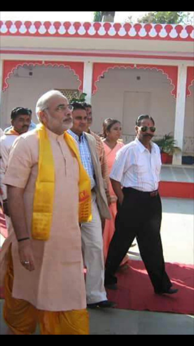 kituchoubisa1's tweet photo. माननीय प्रधानमंत्री श्री नरेंद्र मोदी जी की बांसवाड़ा यात्रा की पुरानी यादें। 🙏
जब आदरणीय मोदी जी बांसवाड़ा पधारे थे और मां त्रिपुरा सुंदरी के दर्शन कर आशीर्वाद प्राप्त किया था। माता रानी की पावन धरती पर उनका आगमन हम सभी के लिए गौरव का विषय है।🙏🙏🚩🚩💐 @PMOIndia https://t.co/E3tISn4Str