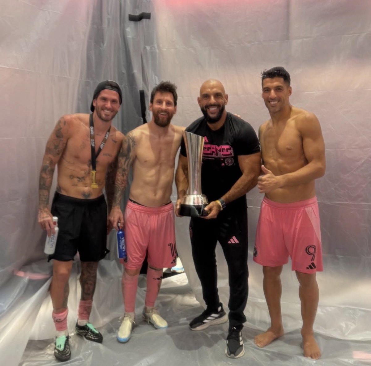 Messismo10's tweet photo. 🏆 CAMPEONES. https://t.co/5oHHd84eyK
