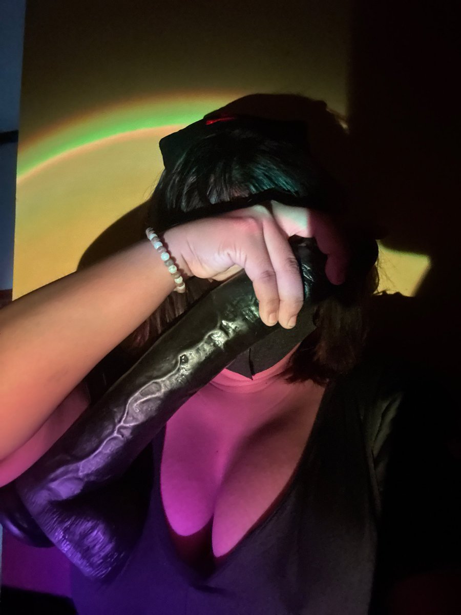 uronlyixxy's tweet photo. with my big dildo hehe https://t.co/GZ5CdUglJ6