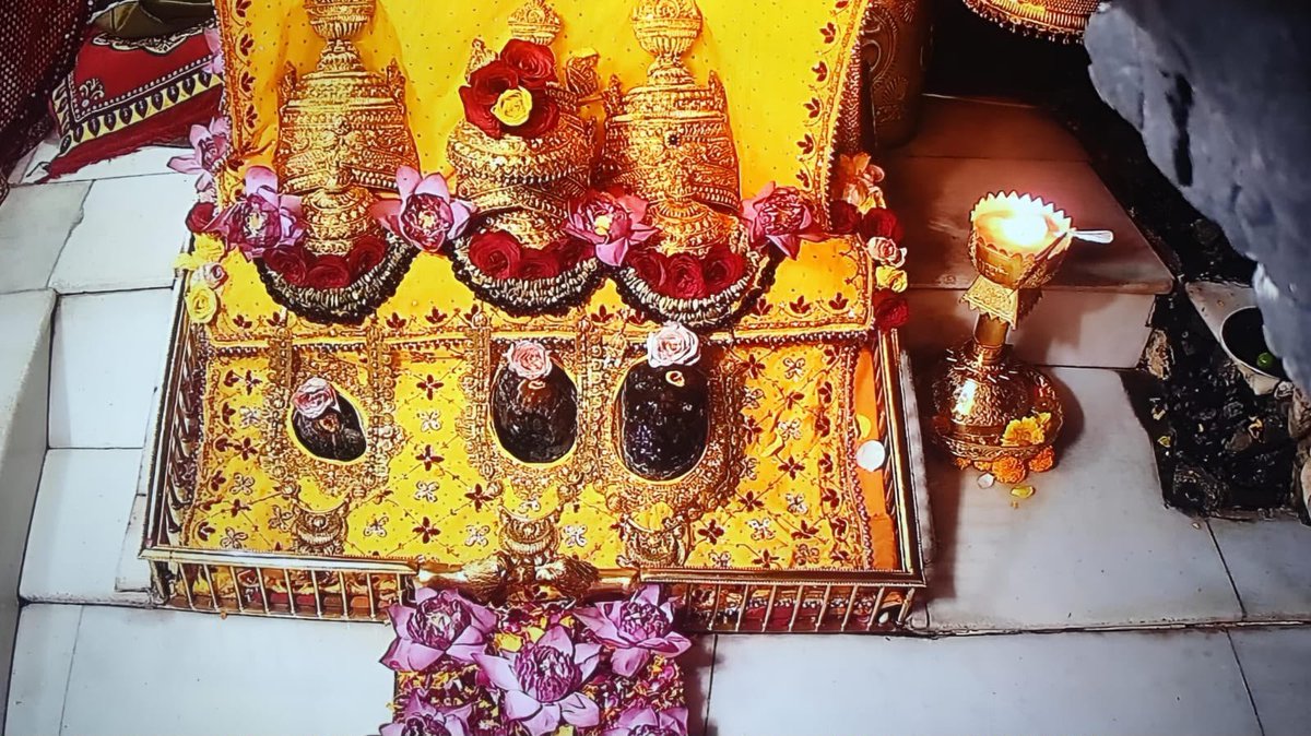 DrVikasPadha's tweet photo. 🙏 माँ वैष्णो रानी जी के आज प्रातः के अलौकिक पिंडी स्वरूप दर्शन 🙏

🌼 माँ महासरस्वती, माँ महालक्ष्मी वैष्णवी एवं माँ महाकाली की असीम कृपा आप और आपके परिवार पर सदैव बनी रहे। 🌼
🔔 आपका दिन मंगलमय, शुभ एवं आनंदमय हो। 🔔

🌼🙏 #जय_माता_दी 🙏🌼

🌼🌼🌼🌼🌼🌼🌼🌼🌼 https://t.co/i2f0TyjLM1