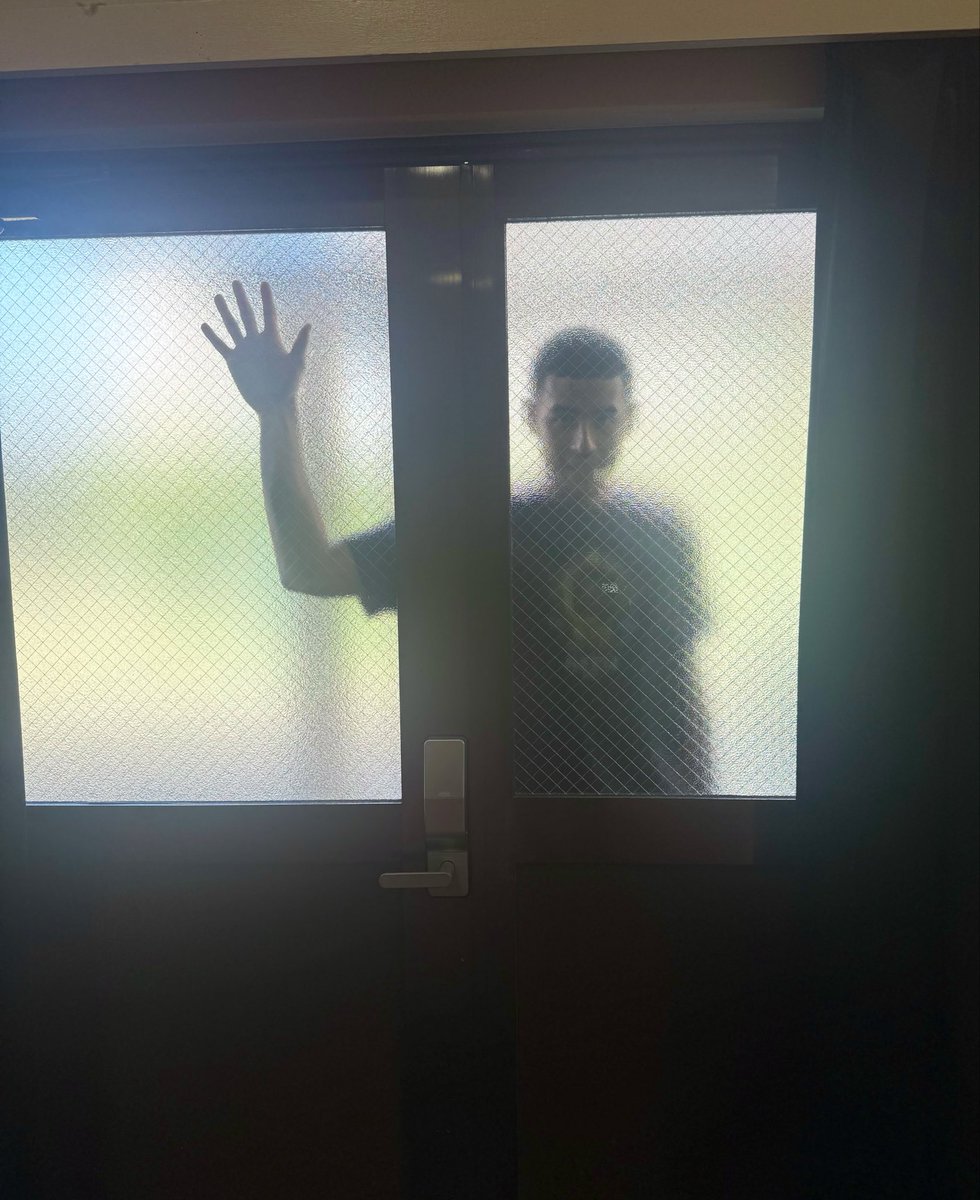 nagoyadolphins's tweet photo. 練習場のドアのロックが開けられず…
助けを求める姿がホラー映画なっていた
今朝のマーフィー選手です🌞🔐 
@zay_murf #ドルフィンズ https://t.co/8UkH4En73Z