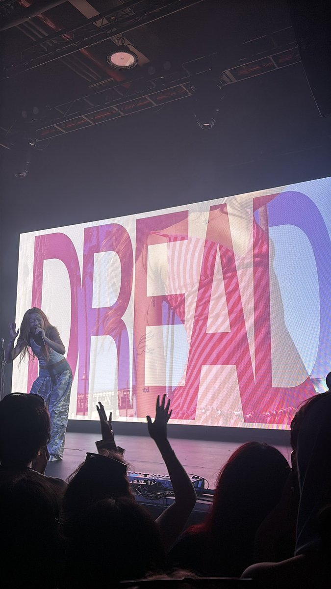 BLAMElTONYOU's tweet photo. genuinely love her so much and her show was so amazing <3 #TIFFANYDAY #HALOTOUR https://t.co/HGDFbAIktw