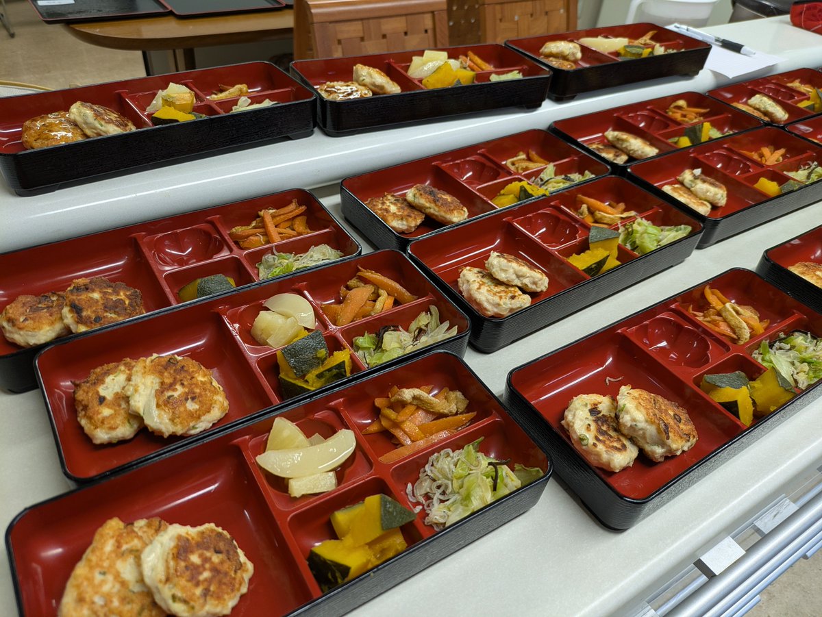 ymokats's tweet photo. 本日から月に2回、家の隣の高齢者住宅でお昼ご飯を作るボランティアをすることになりました🍱
予算制約の中でどうやってやりくりするか、利用者さんとの交流も含めながら楽しみ学んでいきます！ https://t.co/RxUDz1ml56