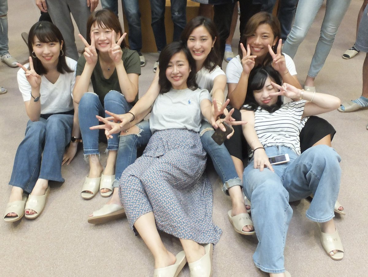 Korepyon0801's tweet photo. facebookで見つけた、とあるサークルの夏合宿の写真です。合宿ってみんな裸足になりがち���すよねw
無防備な感じがいいです👣

#足フェチ 
#裸足フェチ
#足裏
#足裏フェチ https://t.co/uwhCfRUZnD