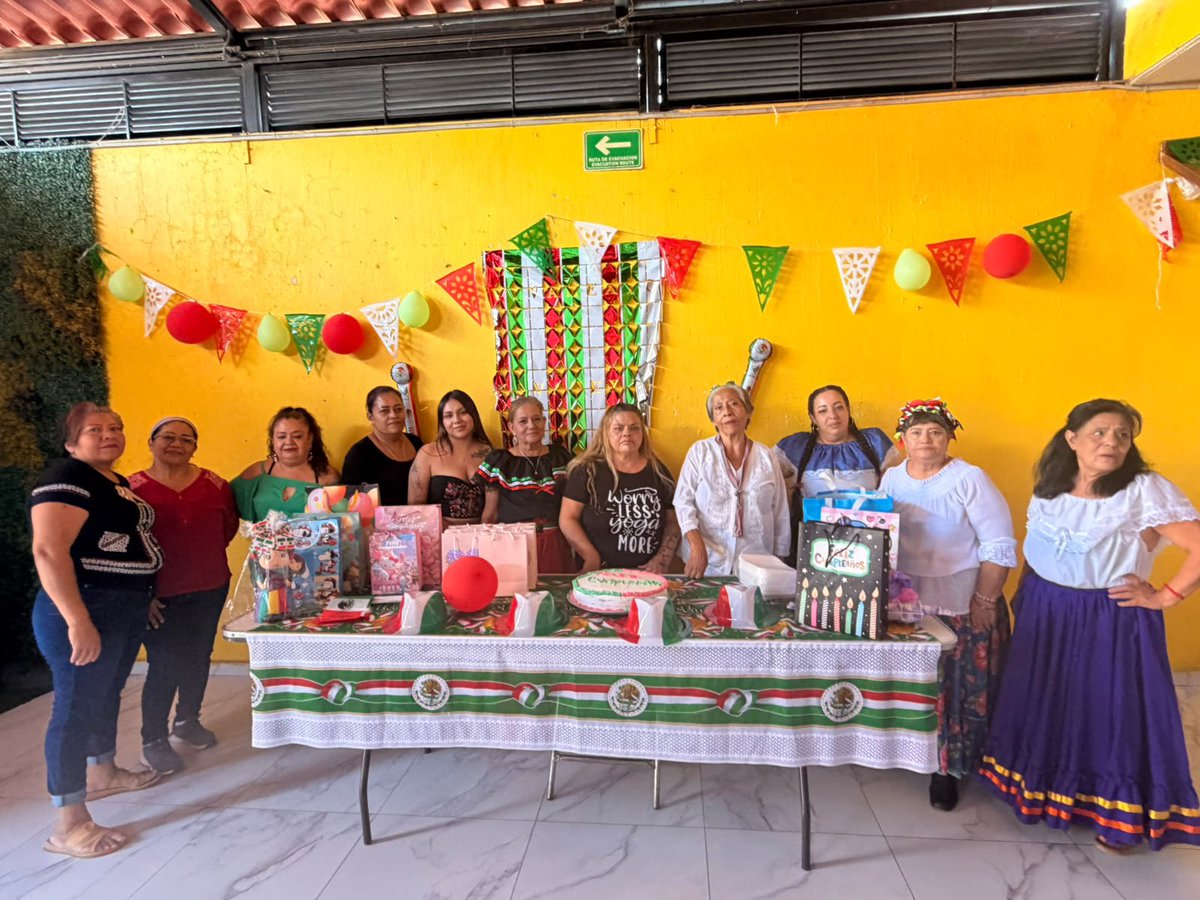 Cocoortiz2001's tweet photo. Aunque sea día festivo, el trabajo en territorio no se detiene. 🇲🇽❤️

Andrea compartió un convivio con su comité para celebrar el Día de la Independencia, mientras Natanael estuvo en San Martín entregando uniformes en un torneo conmemorativo.

¡Seguimos cerca de nuestra gente! 🙌🏼 https://t.co/yJVE9T3wok