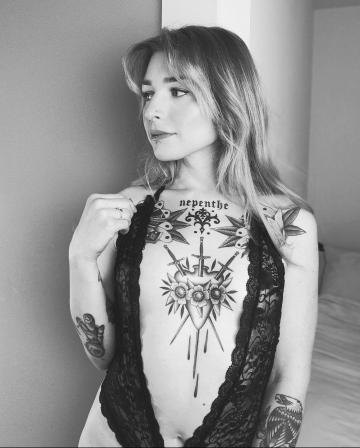 TransDaisyJoy's tweet photo. Even in the dark I shine✨🥀🏳️‍⚧️ https://t.co/MBXZiBtYPl