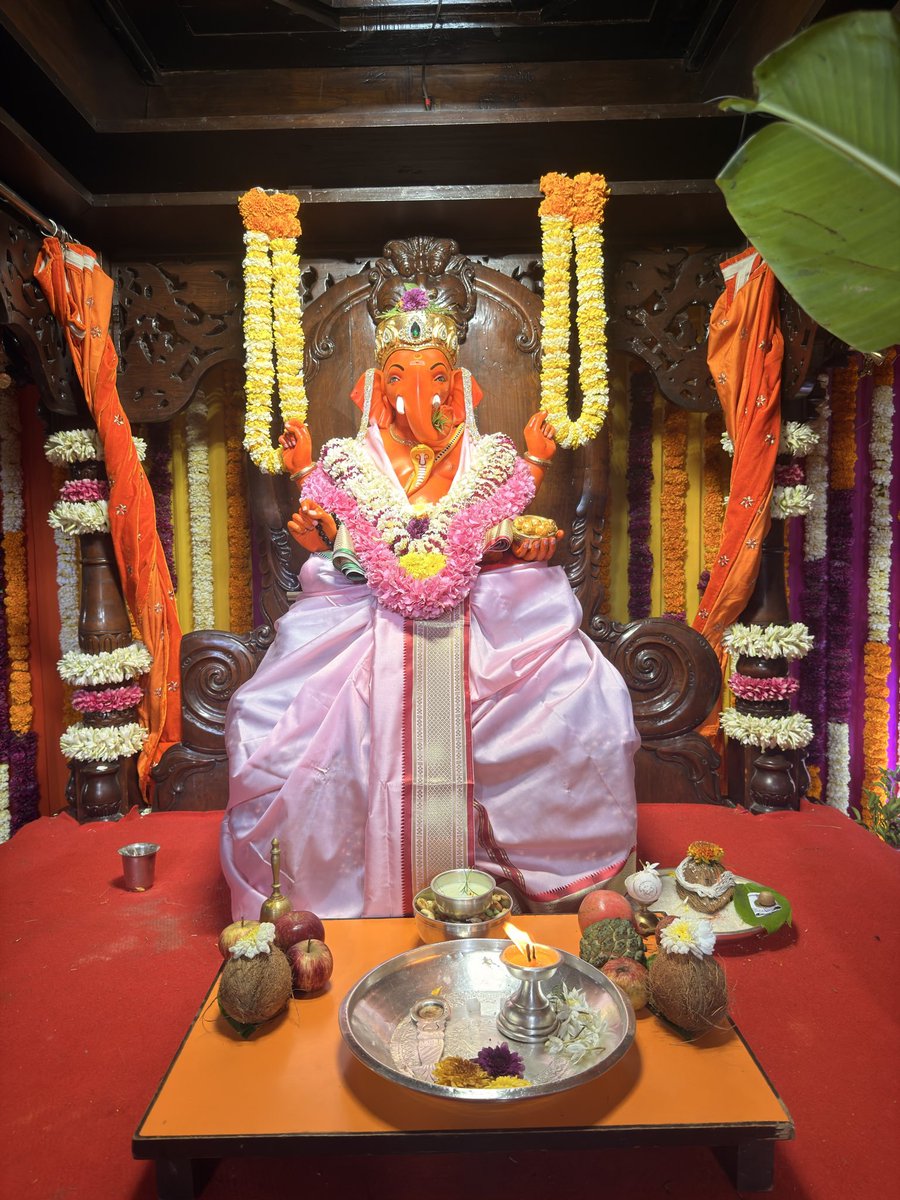 RanraginiFbd's tweet photo. प्रतिदिन के श्री सिद्धि विनाय�� गणपतिजी के दर्शन
🙏 गणपती  बाप्पा मोरया 🌺मंगलमूर्ती मोरया 🙏

🌺 #श्रीगणेश 🌺
#thursdayvibes
#thursdaymorning
#thursdaymotivation 
#ThursdayThoughts https://t.co/pzuBhtNPiM
