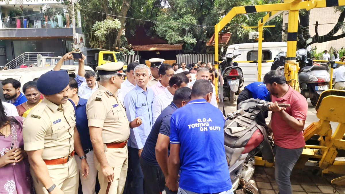 DCPSouthBCP's tweet photo. ಬೆಂಗಳೂರು ನಗರದ ಪೊಲೀಸ್ ಠಾಣೆಗಳ ಸುತ್ತಮುತ್ತ ವರ್ಷಗಳಿಂದ ನಿಂತು ಅನಗತ್ಯವಾಗಿ ಸ್ಥಳಾಕ್ರಮಿಸಿಕೊಂಡಿದ್ದ 11,341 ವಾಹನಗಳ ಸ್ಥಳಾಂತರ ಕಾರ್ಯಕ್ಕೆ ಇಂದು ಸಚಿವರಾದ ಶ್ರೀ ಕೃಷ್ಣ ಬೈರೇಗೌಡ ಅವರು ಜಯನಗರ ಪೊಲೀಸ್ ಠಾಣೆಯಿಂದ ಚಾಲನೆ ನೀಡಿದ್ದಾರೆ. ಇದರ ಜೊತೆಗೆ ಜಯನಗರ ಪೊಲೀಸ್ ಠಾಣೆ ಮುಂಭಾಗದಿಂದ ಸುಮಾರು 111 ಹಳೆ ವಾಹನಗಳನ್ನು ತೆರವುಗೊಳಿಸಿ ರಾಗಿಗುಡ್ಡದಲ್ಲಿ ಜಿಬಿಎ ನಿಗದಿಪಡಿಸಿರುವ ಸ್ಥಳಕ್ಕೆ ಸ್ಥಳಾಂತರಿಸಲಾಗಿದೆ. ಈ ಕಾರ್ಯಕ್ರಮದಲ್ಲಿ ಬೆಂಗಳೂರು ನಗರ ಪೊಲೀಸ್ ಆಯುಕ್ತರು ಸೀಮಂತ್ ಕುಮಾರ್ ಸಿಂಗ್, ಸಂಚಾರ ವಿಭಾಗದ ಜಂಟಿ ಪೊಲೀಸ್ ಆಯುಕ್ತ ಕಾರ್ತಿಕ್ ರೆಡ್ಡಿ, ಶಾಸಕ ಸಿ.ಕೆ. ರಾಮಮೂರ್ತಿ, ಜಿಬಿಎ ದಕ್ಷಿಣ ಪಾಲಿಕೆ ಆಯುಕ್ತ ಕೆ.ಎನ್. ರಮೇಶ್ ಹಾಗೂ ಇತರರು ಉಪಸ್ಥಿತರಿದ್ದರು. ಸಾರ್ವಜನಿಕರ ಸುಗಮ ಸಂಚಾರಕ್ಕಾಗಿ ನಮ್ಮ ಈ ಹೆಜ್ಜೆ.
​#BengaluruPolice #Jayanagar #SafeBengaluru