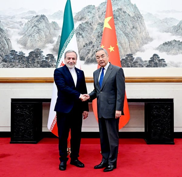 IraninAlgeria's tweet photo. وزير الخارجية الايراني: لقد أجرينا مشاورات ناجحة مع شركائنا في الصين. ت��لي إيران أهمية وقيمة خاصتين للشراكة الاستراتيجية التي أقمناها وعززناها مع الصين على مر السنين. إن القرارات التي تُتخذ اليوم ستؤثر على التوازن الاستراتيجي المستقبلي في المنطقة، وستكون لها تداعيات كثيرة وواسعة. https://t.co/V6mJm8V0a2