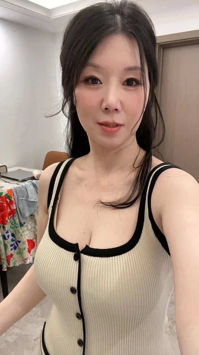 AlysonLyraa's tweet photo. 本人90后体制内上班，第一次鼓起勇气在x上发自拍，本人温柔脾气好，会有人喜欢吗？ https://t.co/8TqTYAn769