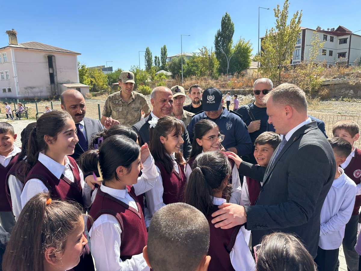 Bulank_Kymklk's tweet photo. 📍Öğrencilerimizle İlköğretim Haftasını Kutladık

Kaymakamımız Sn. Ömer Övünç KOŞANSU, ilçemiz protokolü ile birlikte, 2026-2027 Eğitim-Öğretim Yılı ve "İlköğretim Haftası" münasebetiyle İlçe Milli Eğitim Müdürlüğümüz tarafından  Turgut Özal İlk ve Ortaokulu'nda düzenlenen kutlama programına katıldı.