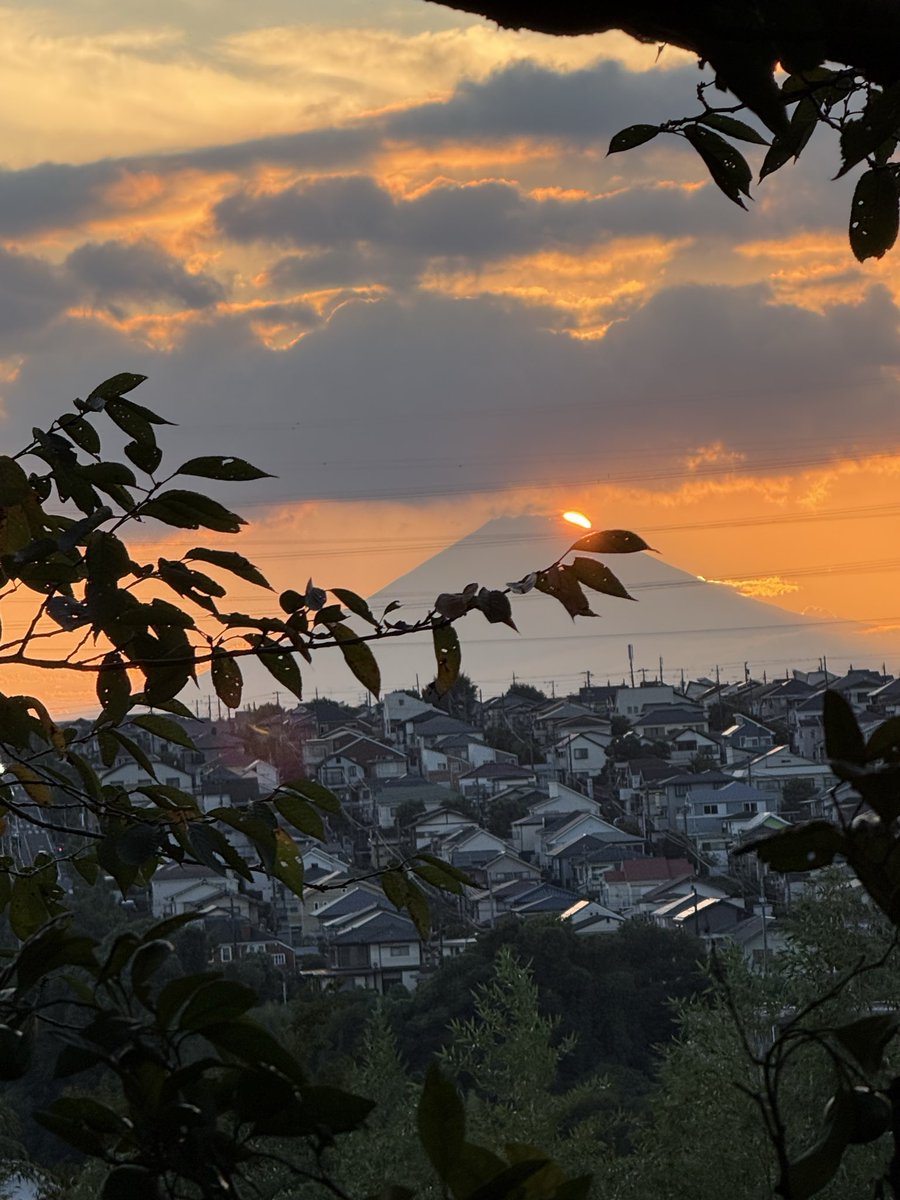 okko4126's tweet photo. 今日の夕陽。
富士山の向こうに、沈んでいきました。 https://t.co/hZstvzQOJg
