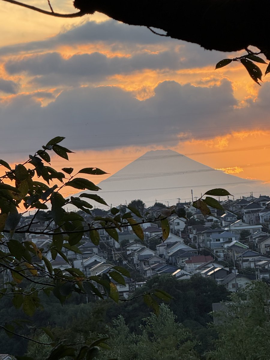 okko4126's tweet photo. 今日の夕陽。
富士山の向こうに、沈んでいきました。 https://t.co/hZstvzQOJg