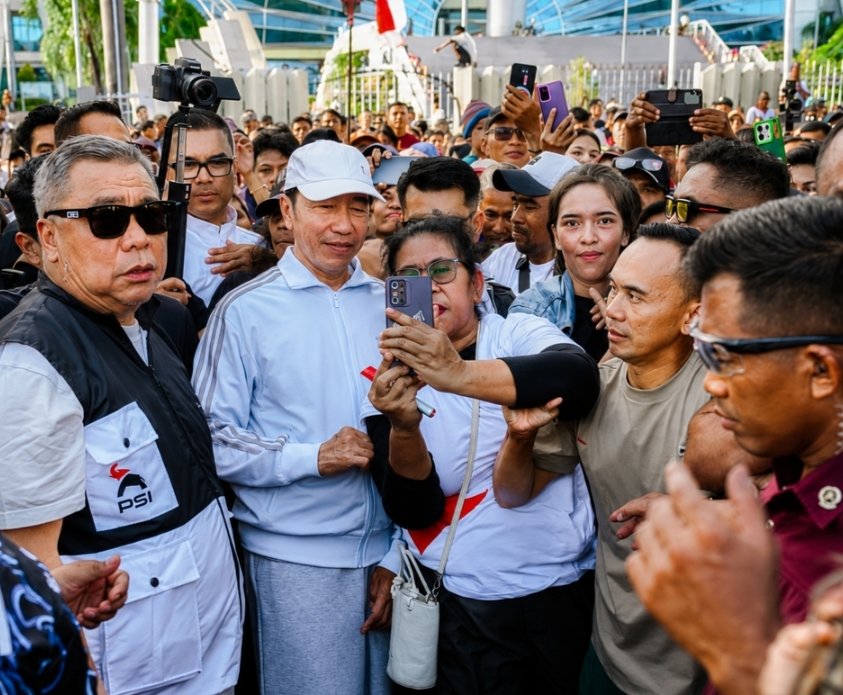 DedynurPalakka's tweet photo. Jokowi disambut dengan hangat oleh masyarakat NTT. 

Ini bukan soal politik saja. 

Ini adalah soal prinsip Kemanusiaan saja, tapi soal prinsip keadilan yang beradab.

Kerena memang melekat kuat dalam setiap langkah beliau sejak dulu hingga hari ini. 

Wajar saja jika beliau diterima oleh rakyat Indonesia di mana pun ia hadir. 

Gambar 📷
@kompascom ✍️