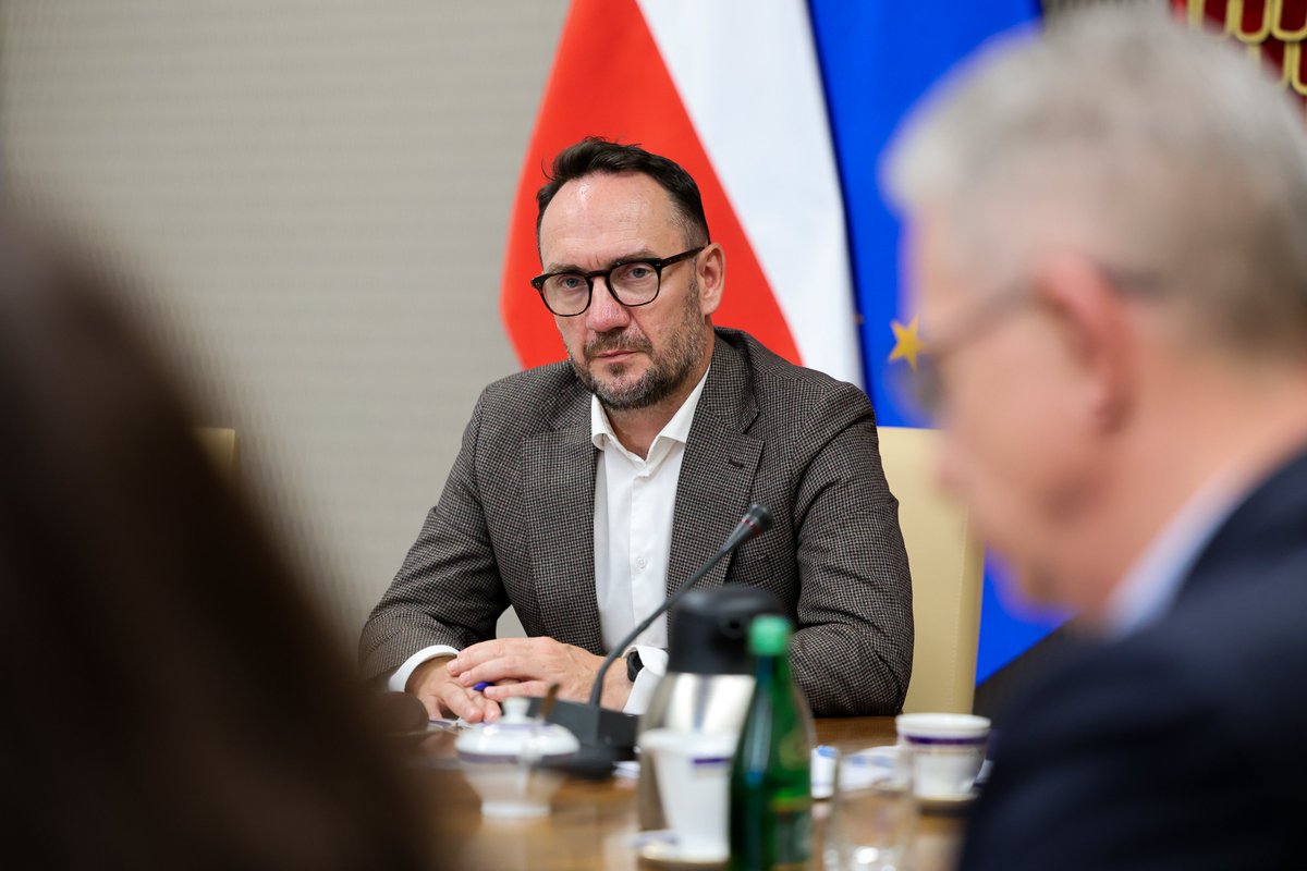 MSWiA_GOV_PL's tweet photo. Kolejne spotkanie w #MSWiA z operatorami komórkowymi w sprawie wdrożenia systemu Cell Broadcast! 🚨📲

Wiceminister @TSzymanski_ rozmawiał o systemie nowego, szybkiego i najnowocześniejszego w Europie rozwiązania masowych ostrze��eń ludności.

Dlaczego to ważne❓

ℹ️Błyskawiczne działanie: Sygnał trafi bezpośrednio z masztów do telefonów w zagrożonym regionie (bez opóźnień i przeciążeń sieci).

🆕 Nowy standard: Cell Broadcast docelowo uzupełni obecne alerty SMS od RCB w ramach nowej ustawy o ochronie ludności.

Bezpieczeństwo obywateli to priorytet! 🛡️