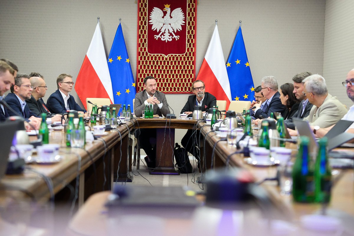 MSWiA_GOV_PL's tweet photo. Kolejne spotkanie w #MSWiA z operatorami komórkowymi w sprawie wdrożenia systemu Cell Broadcast! 🚨📲

Wiceminister @TSzymanski_ rozmawiał o systemie nowego, szybkiego i najnowocześniejszego w Europie rozwiązania masowych ostrze��eń ludności.

Dlaczego to ważne❓

ℹ️Błyskawiczne działanie: Sygnał trafi bezpośrednio z masztów do telefonów w zagrożonym regionie (bez opóźnień i przeciążeń sieci).

🆕 Nowy standard: Cell Broadcast docelowo uzupełni obecne alerty SMS od RCB w ramach nowej ustawy o ochronie ludności.

Bezpieczeństwo obywateli to priorytet! 🛡️