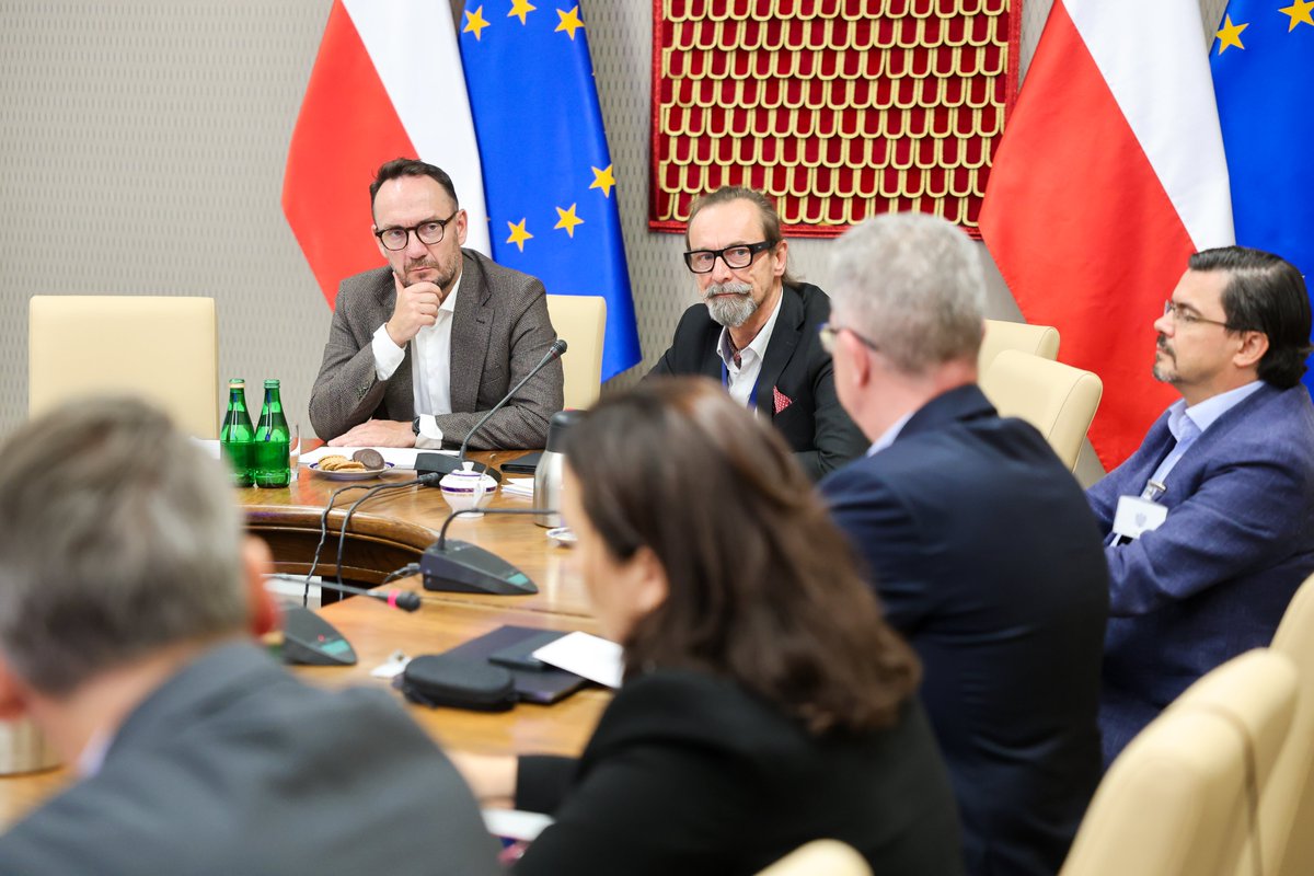 MSWiA_GOV_PL's tweet photo. Kolejne spotkanie w #MSWiA z operatorami komórkowymi w sprawie wdrożenia systemu Cell Broadcast! 🚨📲

Wiceminister @TSzymanski_ rozmawiał o systemie nowego, szybkiego i najnowocześniejszego w Europie rozwiązania masowych ostrze��eń ludności.

Dlaczego to ważne❓

ℹ️Błyskawiczne działanie: Sygnał trafi bezpośrednio z masztów do telefonów w zagrożonym regionie (bez opóźnień i przeciążeń sieci).

🆕 Nowy standard: Cell Broadcast docelowo uzupełni obecne alerty SMS od RCB w ramach nowej ustawy o ochronie ludności.

Bezpieczeństwo obywateli to priorytet! 🛡️