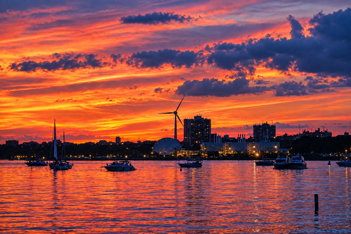JohnTavaresJr's tweet photo. View on a summer evening from Hanlan's Point Beach,  Toronto Islands, Toronto, Ontario, Canada. #LakeOntario https://t.co/RO9cqcyMmO